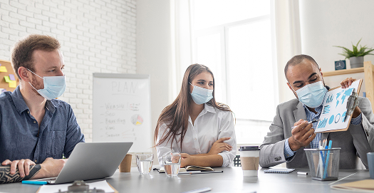 Equipo de expertos de Acemi analizando indicadores y gráficos de salud pública durante una reunión técnica de planeación.